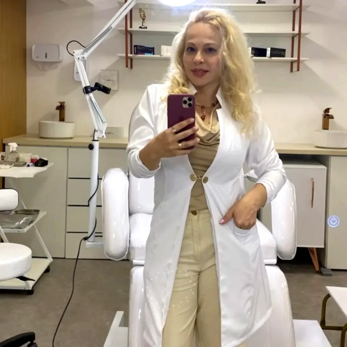 Dra. Viviane Montenegro na sala de atendimento da Montenegro Estetic
